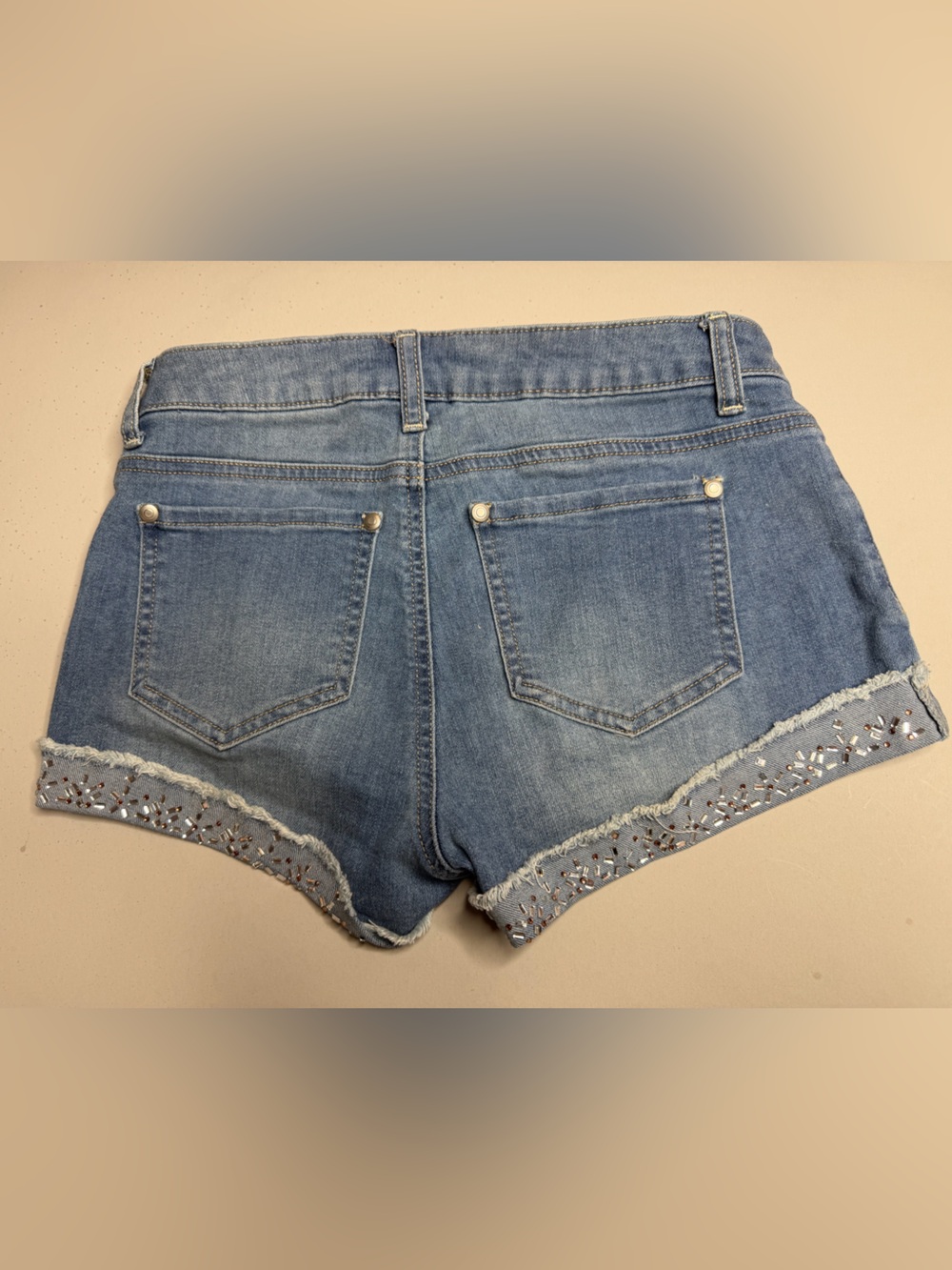 Candie’s Denim Shorts Women’s Size 1 Light Wash Jewel Embellished Cuffed Hem Y2K - Picture 4 of 7